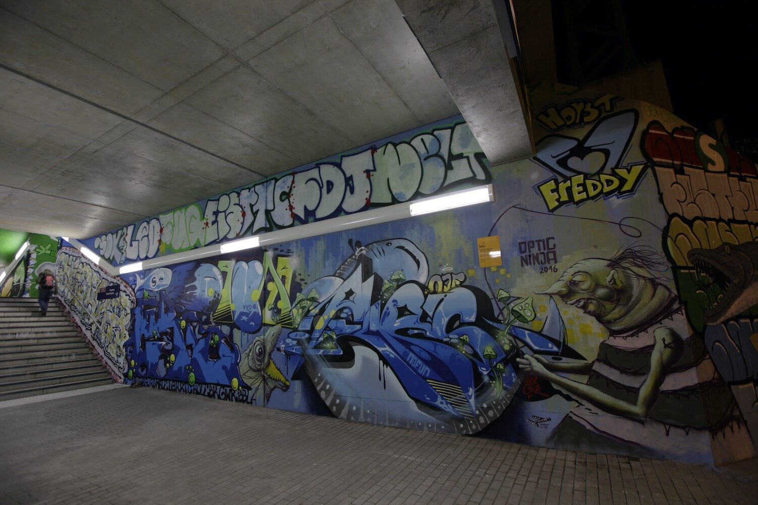 Gestalteter S-Bahn-Haltepunkt Dresden Bischofsplatz - Wandbild u.a. von Andy K und OJF-Crew